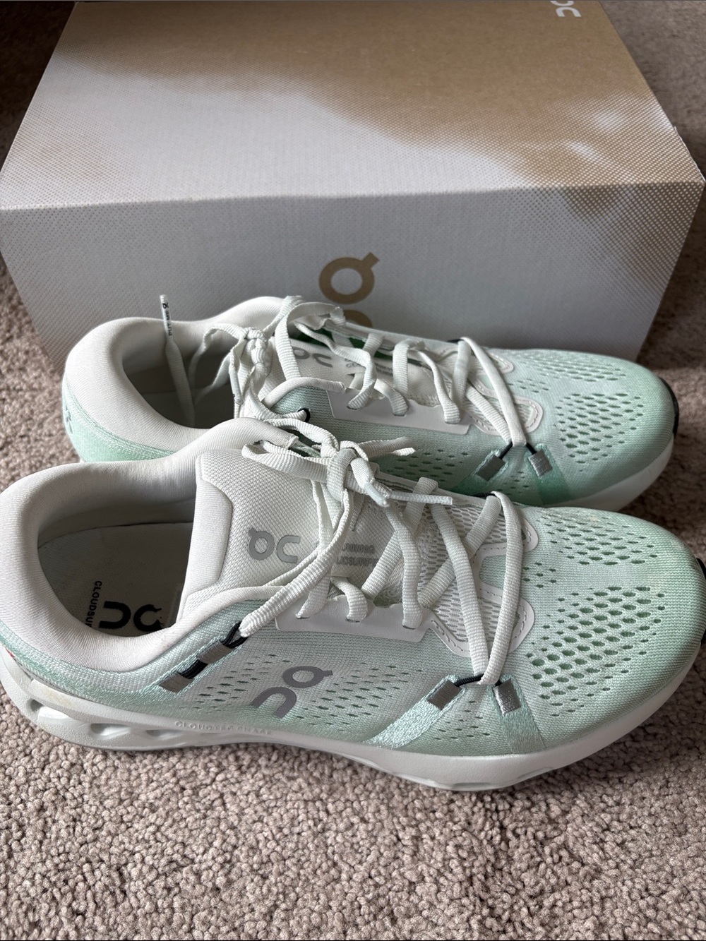 On- W Cloudsurfer 2- Ivory/Creek- size 9